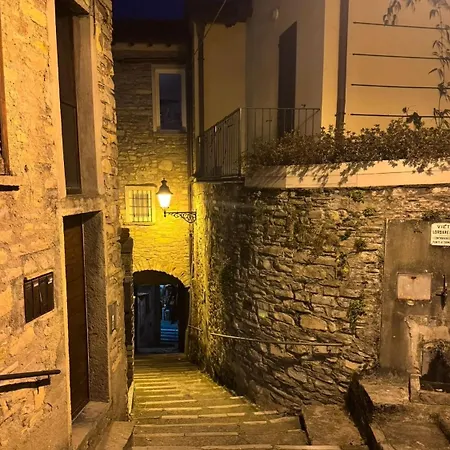 In The Historic Village - Riva 10 Carate Urio